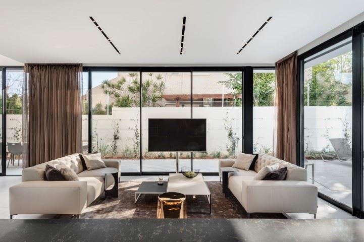 Private house עיצוב גופי התאורה בסלון על ידי קמחי דורי